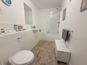 Main Bathroom- click for photo gallery